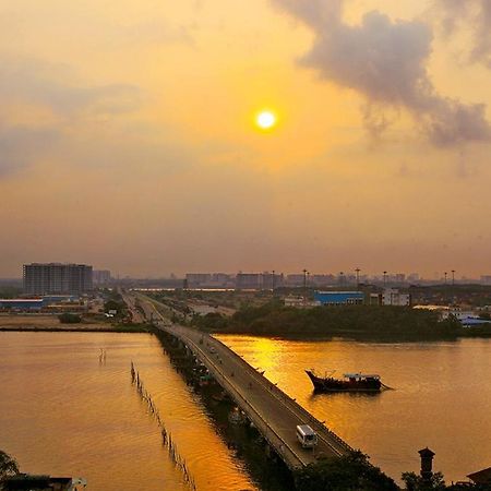Le Maritime, Kochi By Westbridge Hotel Exterior photo